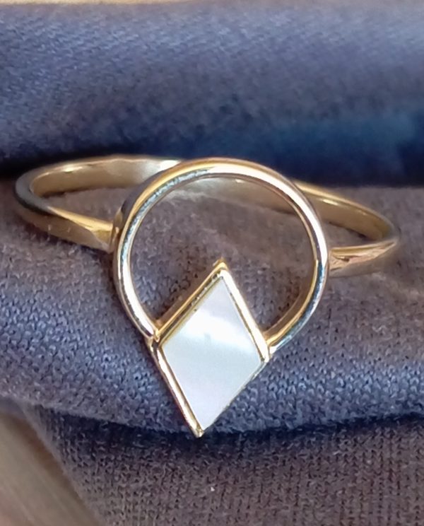 Anel c/Círculo Ouro e Losango Madrepérola, em Ouro 9KT