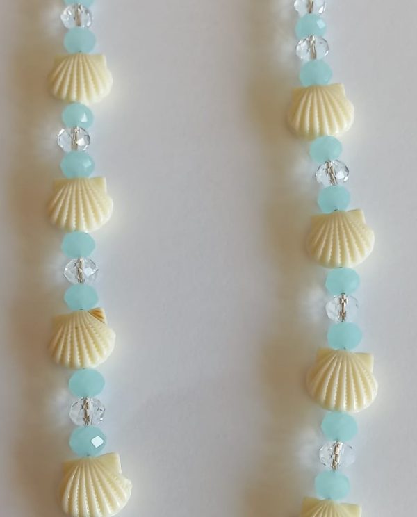 Colar com contas azuis e brancas e conchas (vieiras)
