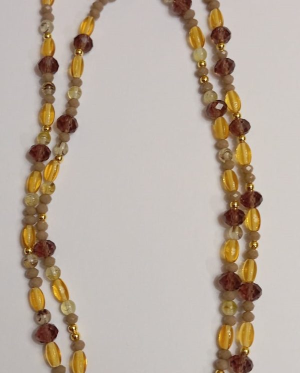 Colar comprido com contas amarelas, brancas e vermelhas