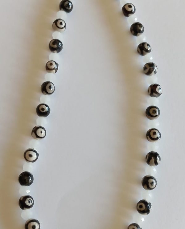 Colar com contas negras (olho) e brancas