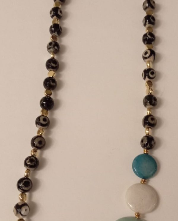 Colar com contas negras (olho) e pedra natural