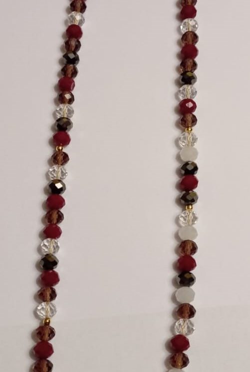 Colar com Contas Vermelhas e Brancas e Pendente Coração Branco