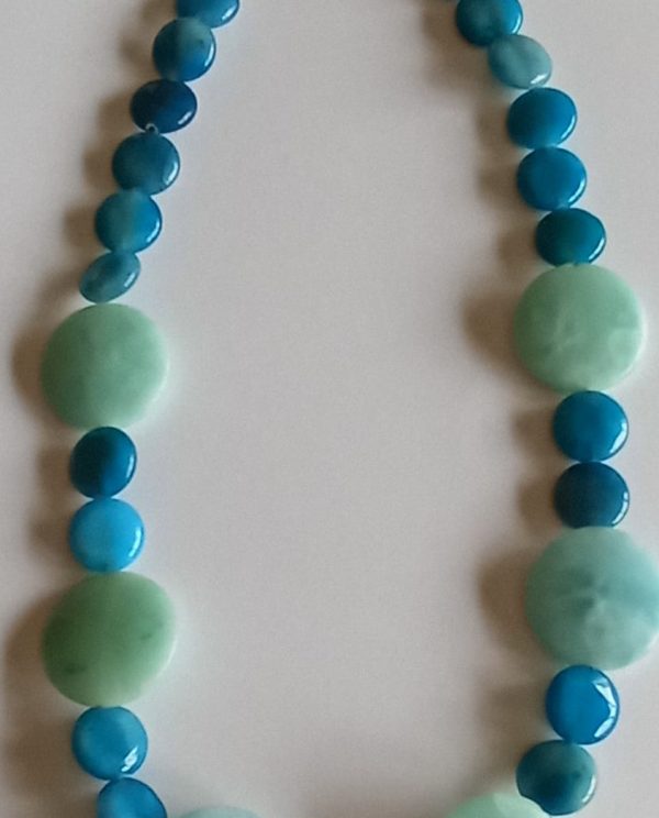 Colar com contas azuis em Pedra Natural