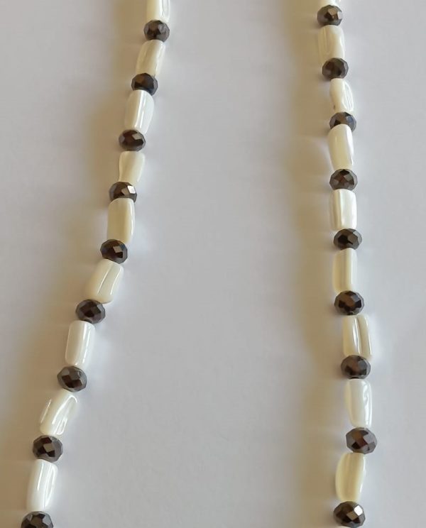 Colar com Contas de Madrepérola e Vidro