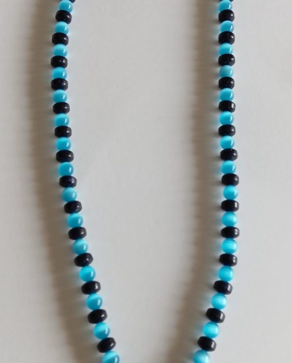 Colar com contas de Vidro Azuis (claras e escuras) e Pendente de Madrepérola