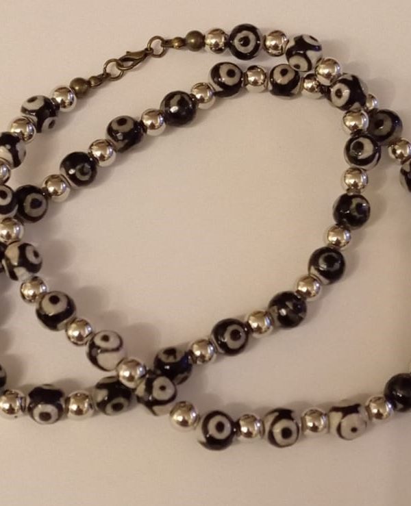 Colar com Contas de Vidro (Olho) e de Metal Dourado