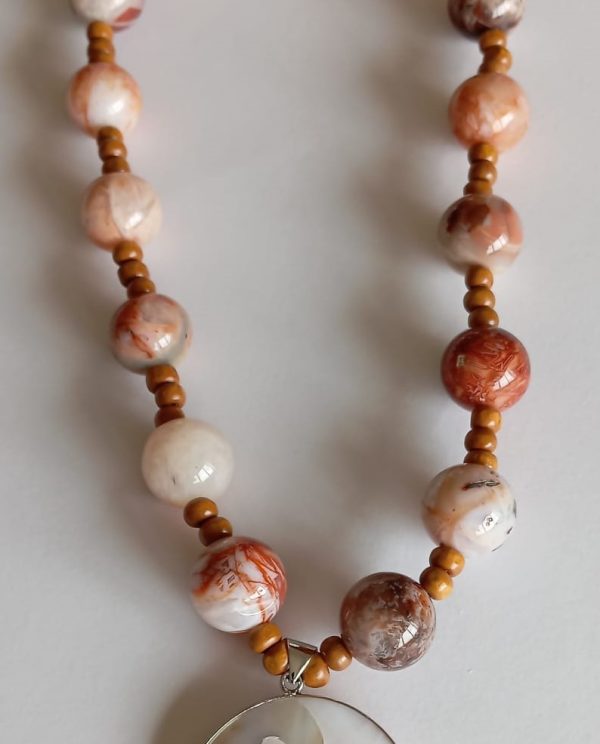 Colar com contas diversas e de pedra natural com pendente Yin Yang