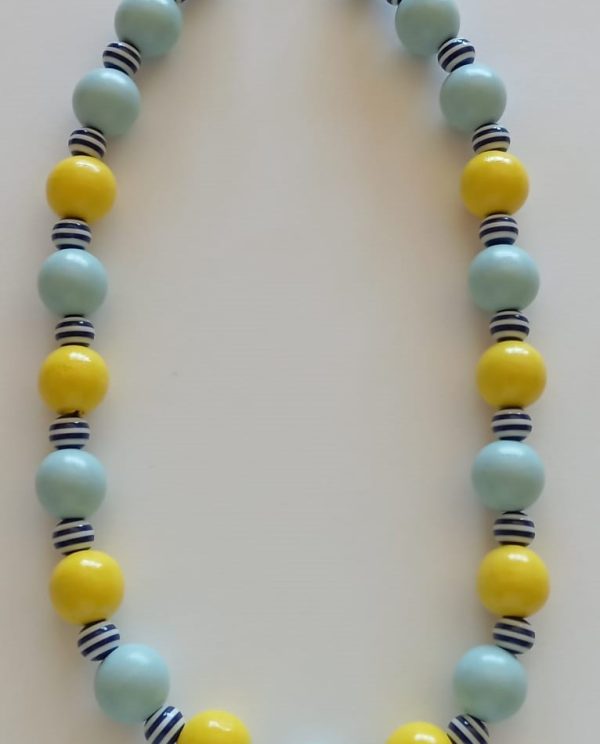 Colar com contas amarelas e azuis em madeira e pretas em vidro