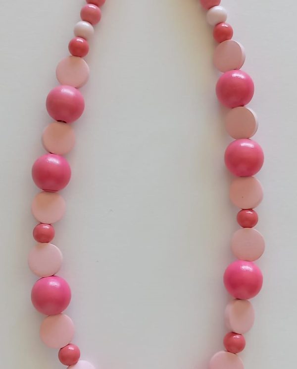 Colar com Contas Cor de Rosa de Madeira
