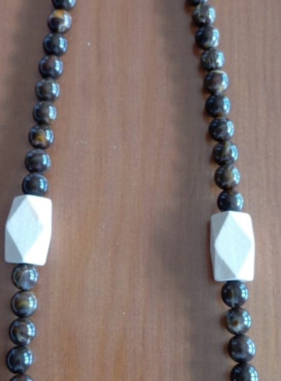 Colar com contas castanhas e brancas