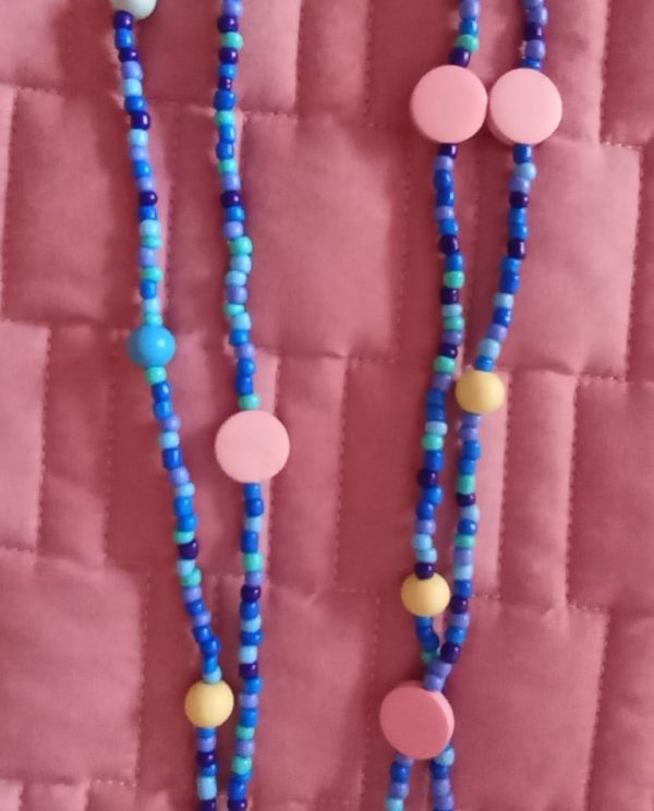 Colar de Missangas Azuis e contas coloridas