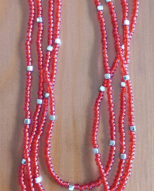 Colar de missangas de vidro vermelho